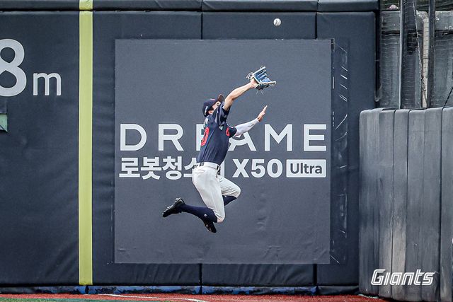 롯데 자이언츠 외야수 김동혁이 올해 정규시즌 경기에서 호수비를 펼치고 있다. 롯데 자이언츠