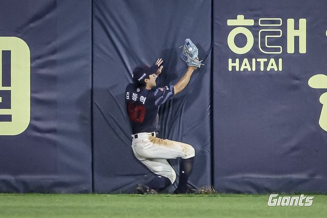 롯데 자이언츠 외야수 김동혁이 올해 정규시즌 경기에서 호수비를 펼치고 있다. 롯데 자이언츠