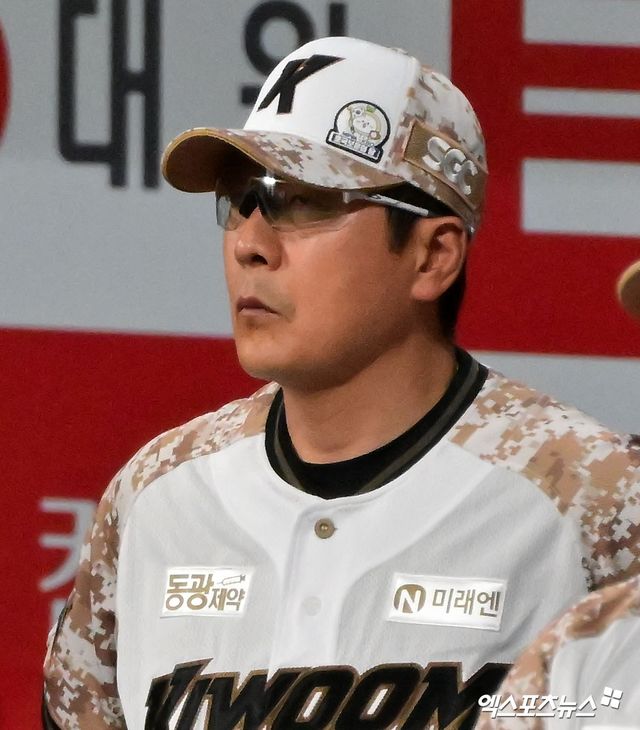 8일 오후 서울 구로구 고척스카이돔에서 열린 '2025 신한 SOL Bank KBO리그' LG 트윈스와 키움 히어로즈의 경기, 키움 홍원기 감독이 경기를 지켜보고 있다. 고척, 김한준 기자