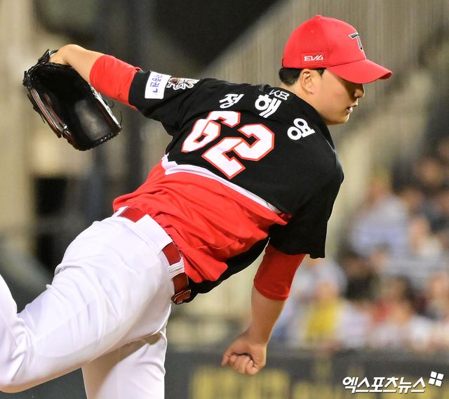 KIA 타이거즈 투수 정해영이 5시즌 연속 20세이브 고지에 세이브 단 한 개만을 남겼다. 정해영은 입단 6년 차 만에 이전 7시즌 연속 20세이브 기록을 보유한 구대성과 손승락에 이어 역대 세 번째 기록에 도전한다. 엑스포츠뉴스 DB