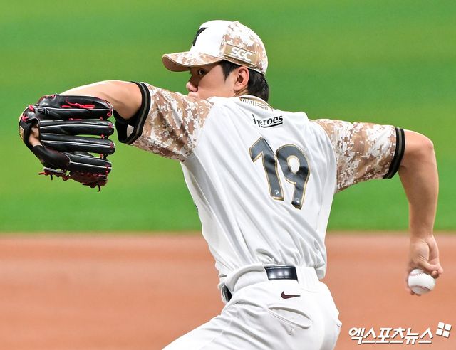 24일 오후 서울 구로구 고척스카이돔에서 열린 '2025 신한 SOL Bank KBO리그' KIA 타이거즈와 키움 히어로즈의 경기, 1회초 키움 선발투수 김윤하가 공을 힘차게 던지고 있다. 고척, 김한준 기자