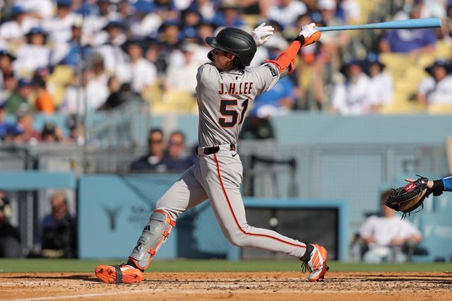 샌프란시스코 자이언츠 이정후가 25일(한국시간) 미국 캘리포니아주 샌프란시스코 오라클파크에서 열린 2025 메이저리그(MLB) 마이애미 말린스와 홈경기에 5번타자 겸 중견수로 선발 출전했다.&nbsp;최근 4경기 연속 무안타 침묵에 빠져있던 그는 이날 2번째 타석에서 투수 발에 맞고 굴절되는 행운의 안타를 신고했다. 연합뉴스