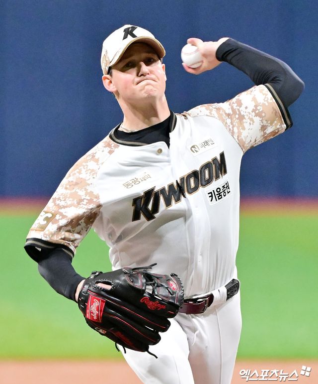 키움 히어로즈 외국인 투수 케니 로젠버그가 중도 퇴출 위기에 처했다. 키움 홍원기 감독은 임시 대체 선수로 합류한 라클란 웰스의 6주 계약 기간이 끝나기 전에도 교체 결론이 나올 수 있다고 봤다. 홍원기 키움 감독은 25일 고척스카이돔에서 열리는 KIA와 홈 경기를 앞두고 '로젠버그 선수 상태가 계속 좋지 않다. 오늘도 선수 본인이 트레이닝 파트와 대화했는데 여전히 통증이 줄어들지 않는다고 말했다더라. 시간이 지나도 개선의 여지가 없을 듯 싶다'며 결단이 필요할 수 있음을 알렸다.&nbsp;엑스포츠뉴스DB