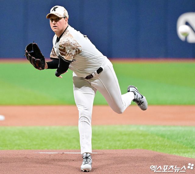 키움 히어로즈 외국인 투수 케니 로젠버그가 중도 퇴출 위기에 처했다. 키움 홍원기 감독은 임시 대체 선수로 합류한 라클란 웰스의 6주 계약 기간이 끝나기 전에도 교체 결론이 나올 수 있다고 봤다. 홍원기 키움 감독은 25일 고척스카이돔에서 열리는 KIA와 홈 경기를 앞두고 '로젠버그 선수 상태가 계속 좋지 않다. 오늘도 선수 본인이 트레이닝 파트와 대화했는데 여전히 통증이 줄어들지 않는다고 말했다더라. 시간이 지나도 개선의 여지가 없을 듯 싶다'며 결단이 필요할 수 있음을 알렸다.&nbsp;엑스포츠뉴스DB