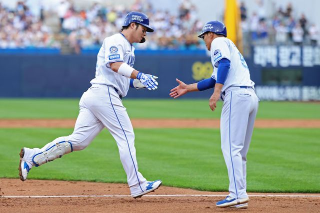 박병호는 25일 대구삼성라이온즈파크에서 열린 2025 신한 SOL Bank KBO리그 한화 이글스와의 홈경기에서 5번 지명타자로 선발 출전, 팀이 4-0으로 앞선 3회말 선두타자로 나서 한화 선발 라이언 와이스의 초구 120km/h 스위퍼를 받아쳐 좌중간 담장을 넘어가는 솔로 홈런을 터뜨리고 4경기 연속 홈런을 달성했다. 삼성 라이온즈