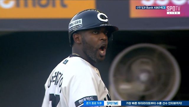 SSG 랜더스 기예르모 에레디아가 지난 22일 인천에서 열린 KIA 타이거즈와의 홈경기에서 퇴장당한 뒤 불만을 드러내고 있다. 에레디아는 이날 심판에 폭언한 것과 관련해 KBO 상벌위원회의 제재금 징계를 받았다. SPOTV 중계화면 캡처