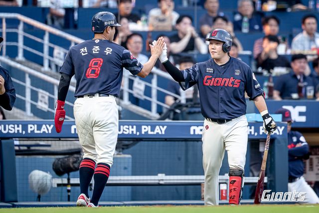 롯데 자이언츠 캡틴 전준우(왼쪽)가 25일 창원NC파크에서 열린 2025 신한 SOL Bank KBO리그 NC 다이노스와의 팀 간 7차전에서 2회초 선취 득점 후 정보근과 기뻐하고 있다. 사진 롯데 자이언츠