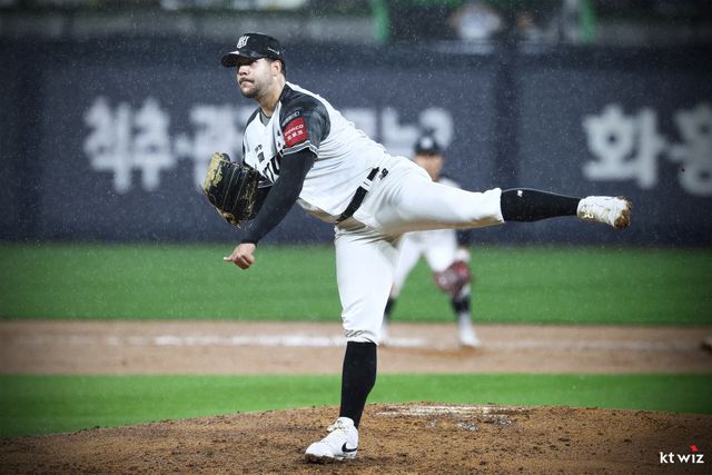 KT 위즈 엔마누엘 데 헤이수스가 24일 수원 LG 트윈스전에서 투구하고 있다. KT 위즈