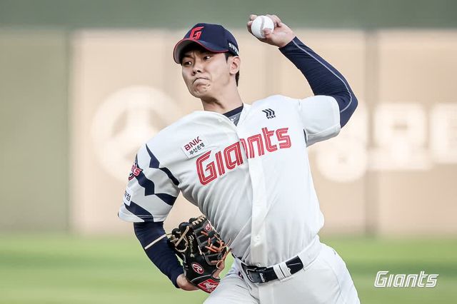 롯데 자이언츠 좌완 영건 홍민기가 지난 22일 사직 삼성 라이온즈전에서 3이닝 무실점 완벽투로 팀 역전승에 결정적인 역할을 했다. 사진 롯데 자이언츠