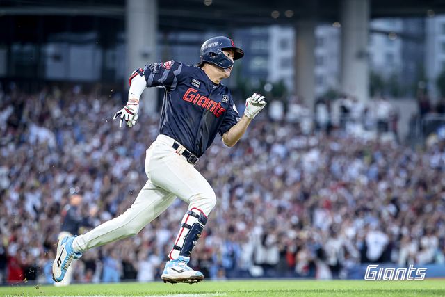 롯데 자이언츠 내야수 나승엽이 25일 창원NC파크에서 열린 2025 신한 SOL Bank KBO리그 NC 다이노스와의 팀 간 7차전에서 4회초 1타점 3루타를 기록했다. 사진 롯데 자이언츠