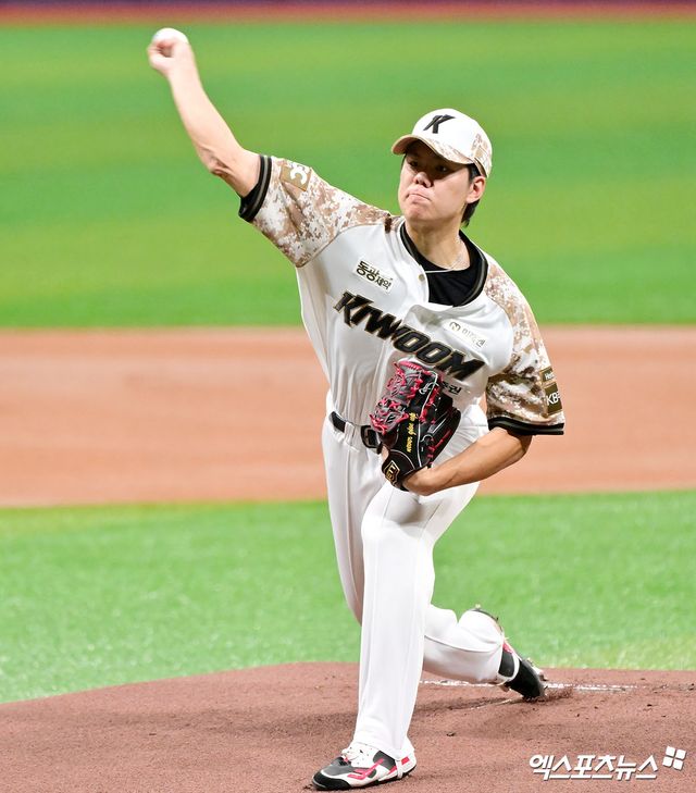24일 오후 서울 구로구 고척스카이돔에서 열린 '2025 신한 SOL Bank KBO리그' KIA 타이거즈와 키움 히어로즈의 경기, 1회초 키움 선발투수 김윤하가 공을 힘차게 던지고 있다. 고척, 김한준 기자