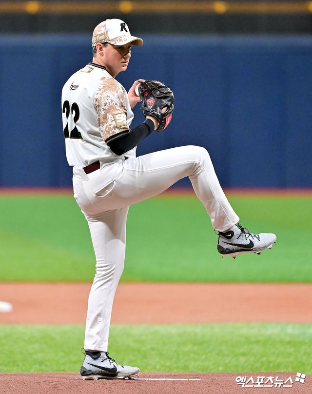 키움 히어로즈 외국인 투수 케니 로젠버그가 중도 퇴출 위기에 처했다. 키움 홍원기 감독은 임시 대체 선수로 합류한 라클란 웰스의 6주 계약 기간이 끝나기 전에도 교체 결론이 나올 수 있다고 봤다. 홍원기 키움 감독은 25일 고척스카이돔에서 열리는 KIA와 홈 경기를 앞두고 '로젠버그 선수 상태가 계속 좋지 않다. 오늘도 선수 본인이 트레이닝 파트와 대화했는데 여전히 통증이 줄어들지 않는다고 말했다더라. 시간이 지나도 개선의 여지가 없을 듯 싶다'며 결단이 필요할 수 있음을 알렸다.&nbsp;엑스포츠뉴스DB