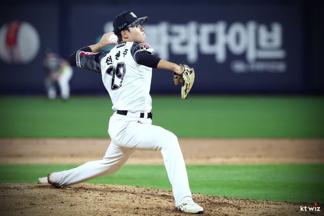 KT 위즈 전용주가 24일 수원 LG 트윈스전에서 투구하고 있다. KT 위즈
