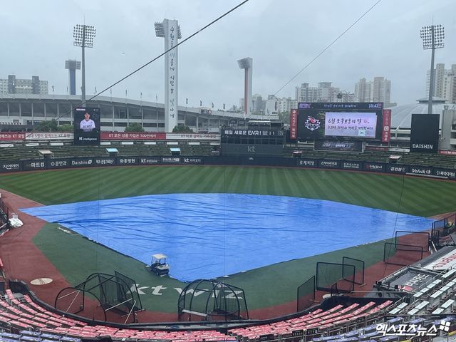 25일 KT 위즈와 LG 트윈스의 맞대결이 예고된 수원 KT위즈파크에 비가 내리고 있다. 엑스포츠뉴스 수원, 최원영 기자