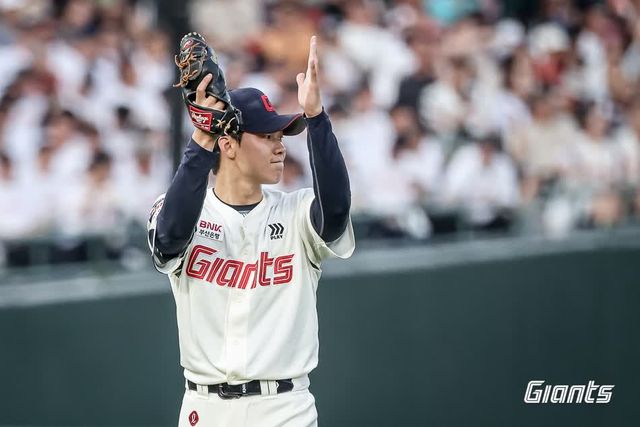 롯데 자이언츠 좌완 영건 홍민기가 지난 22일 사직 삼성 라이온즈전에서 3이닝 무실점 완벽투로 팀 역전승에 결정적인 역할을 했다. 사진 롯데 자이언츠