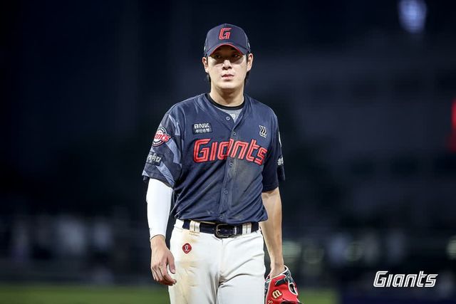 롯데 자이언츠 내야수 나승엽이 25일 창원NC파크에서 열린 2025 신한 SOL Bank KBO리그 NC 다이노스와의 팀 간 7차전에 6번타자 겸 1루수로 선발출전, 1안타 1타점을 기록했다. 7회말 수비에서는 실책으로 아쉬움을 남겼다. 사진 롯데 자이언츠