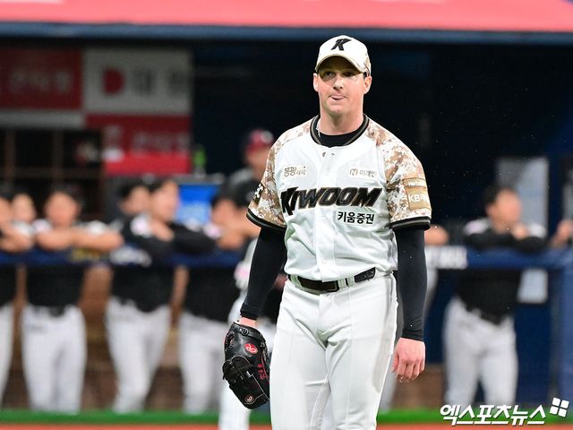 키움 히어로즈 외국인 투수 케니 로젠버그가 중도 퇴출 위기에 처했다. 키움 홍원기 감독은 임시 대체 선수로 합류한 라클란 웰스의 6주 계약 기간이 끝나기 전에도 교체 결론이 나올 수 있다고 봤다. 홍원기 키움 감독은 25일 고척스카이돔에서 열리는 KIA와 홈 경기를 앞두고 '로젠버그 선수 상태가 계속 좋지 않다. 오늘도 선수 본인이 트레이닝 파트와 대화했는데 여전히 통증이 줄어들지 않는다고 말했다더라. 시간이 지나도 개선의 여지가 없을 듯 싶다'며 결단이 필요할 수 있음을 알렸다.&nbsp;엑스포츠뉴스DB