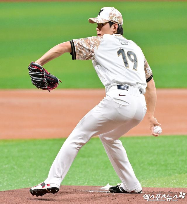24일 오후 서울 구로구 고척스카이돔에서 열린 '2025 신한 SOL Bank KBO리그' KIA 타이거즈와 키움 히어로즈의 경기, 1회초 키움 선발투수 김윤하가 공을 힘차게 던지고 있다. 고척, 김한준 기자