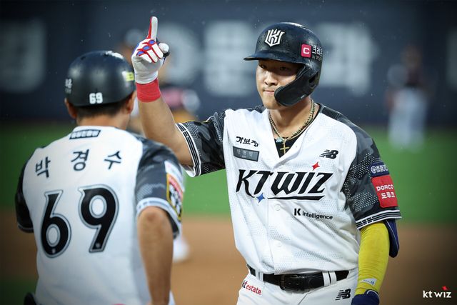 KT 위즈 안현민이 24일 수원 LG 트윈스전에서 세리머니하고 있다. KT 위즈