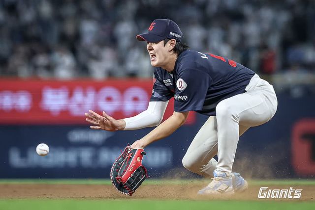 롯데 자이언츠 내야수 나승엽이 25일 창원NC파크에서 열린 2025 신한 SOL Bank KBO리그 NC 다이노스와의 팀 간 7차전에 6번타자 겸 1루수로 선발출전, 1안타 1타점을 기록했다. 7회말 수비에서는 실책으로 아쉬움을 남겼다. 사진 롯데 자이언츠