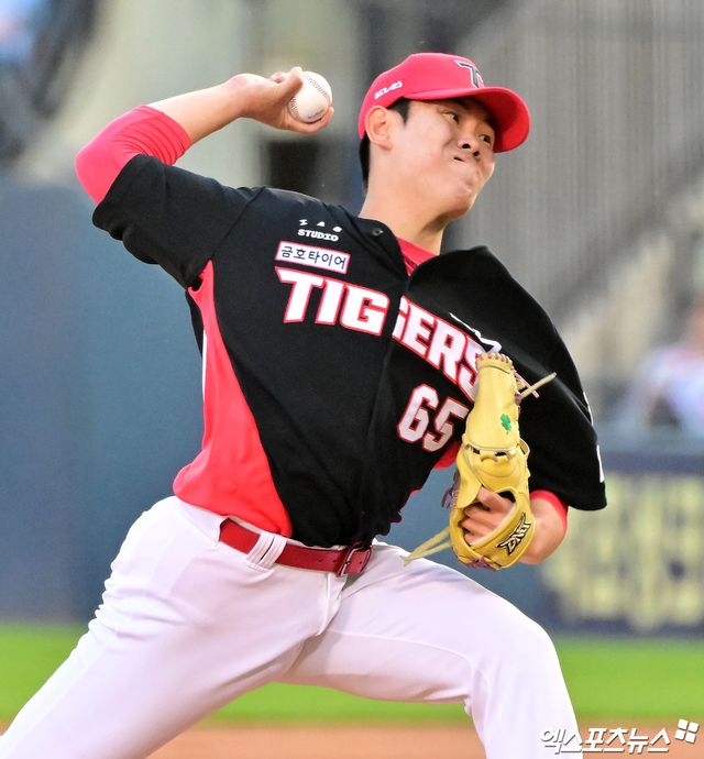 3일 오후 서울 송파구 잠실야구장에서 열린 '2025 신한 SOL Bank KBO리그' KIA 타이거즈와 두산 베어스의 경기, 6회말 KIA 성영탁이 공을 힘차게 던지고 있다. 엑스포츠뉴스 DB