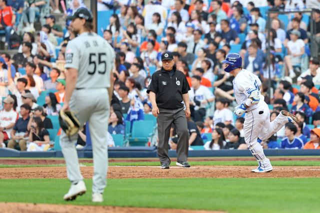 박병호는 25일 대구삼성라이온즈파크에서 열린 2025 신한 SOL Bank KBO리그 한화 이글스와의 홈경기에서 5번 지명타자로 선발 출전, 팀이 4-0으로 앞선 3회말 선두타자로 나서 한화 선발 라이언 와이스의 초구 120km/h 스위퍼를 받아쳐 좌중간 담장을 넘어가는 솔로 홈런을 터뜨리고 4경기 연속 홈런을 달성했다. 삼성 라이온즈