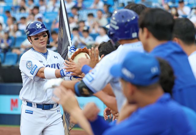 박병호는 25일 대구삼성라이온즈파크에서 열린 2025 신한 SOL Bank KBO리그 한화 이글스와의 홈경기에서 5번 지명타자로 선발 출전, 팀이 4-0으로 앞선 3회말 선두타자로 나서 한화 선발 라이언 와이스의 초구 120km/h 스위퍼를 받아쳐 좌중간 담장을 넘어가는 솔로 홈런을 터뜨리고 4경기 연속 홈런을 달성했다. 삼성 라이온즈