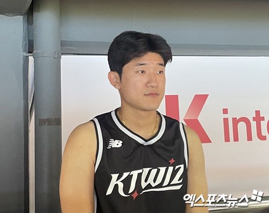 LG 트윈스에서 KT 위즈로 트레이드된 투수 임준형이 25일 수원 KT위즈파크에서 인터뷰에 임하고 있다. 엑스포츠뉴스 수원, 김유민 기자