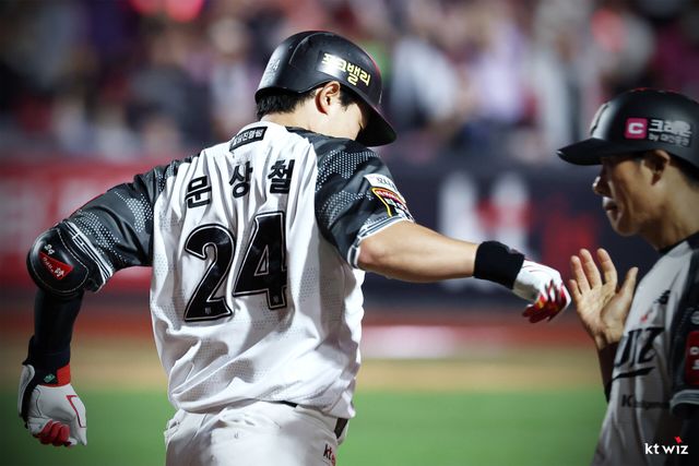 KT 위즈 문상철이 24일 수원 LG 트윈스전에서 홈런을 친 뒤 베이스를 돌고 있다. KT 위즈
