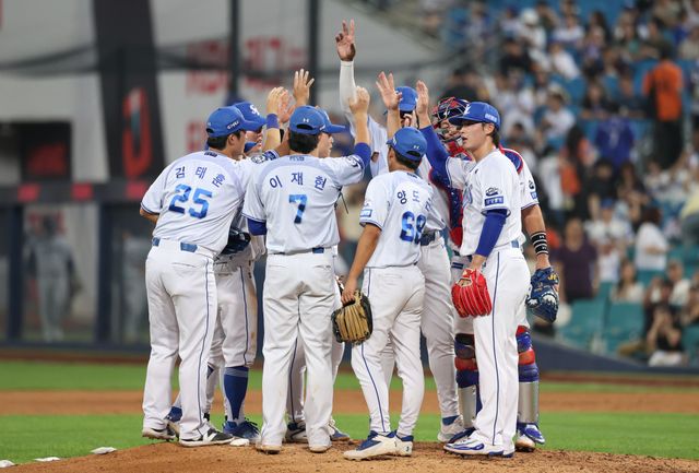 25일 대구삼성라이온즈파크에서 열린 2025 신한 SOL Bank KBO리그 한화 이글스와 삼성 라이온즈의 경기, 삼성이 7-2 승리를 거두고 3연패를 끊었다. 삼성 선수들이 승리 후 세리머니를 하고 있다. 삼성 라이온즈