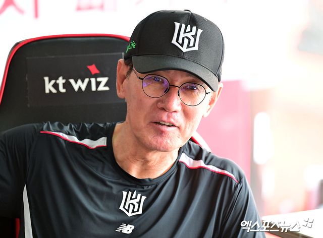 KT 위즈 이강철 감독이 정규시즌 경기를 앞두고 사전 인터뷰에 임하고 있다. LG 트윈스와 KT는 25일 1대2 트레이드를 통해 투수 임준형과 내야수 천성호, 포수 김준태를 맞바꿨다. 엑스포츠뉴스 DB