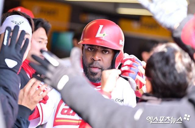 SSG 랜더스 기예르모 에레디아가 올해 정규시즌 경기에서 득점 후 축하 받고 있다. 에레디아는 지난 22일 인천 KIA 타이거즈전에서 심판에 폭언 후 퇴장 당했고 KBO 상벌위원회의 제재금 징계를 받았다. 엑스포츠뉴스 DB