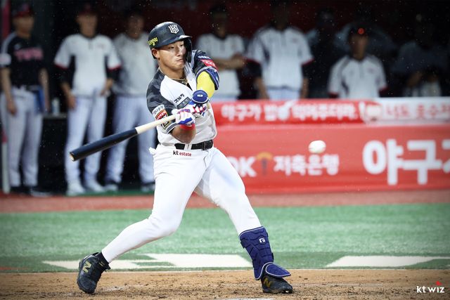 KT 위즈 안현민이 24일 수원 LG 트윈스전에서 타격하고 있다. KT 위즈