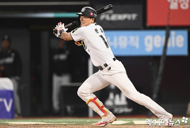 KT 위즈 천성호가 정규시즌 경기에 출전해 세리머니하고 있다. LG 트윈스와 KT는 25일 1대2 트레이드를 통해 투수 임준형과 내야수 천성호, 포수 김준태를 맞바꿨다. 엑스포츠뉴스 DB