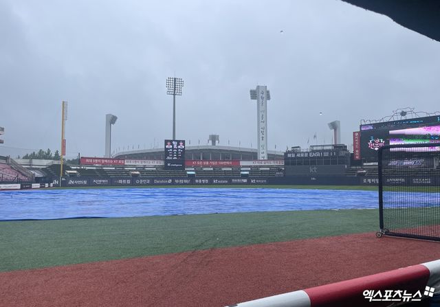 25일 KT 위즈와 LG 트윈스의 맞대결이 예정돼 있던 수원 KT위즈파크에 폭우가 내렸다. 우천 및 그라운드 사정으로 인해 경기가 취소됐다. 엑스포츠뉴스 수원, 최원영 기자