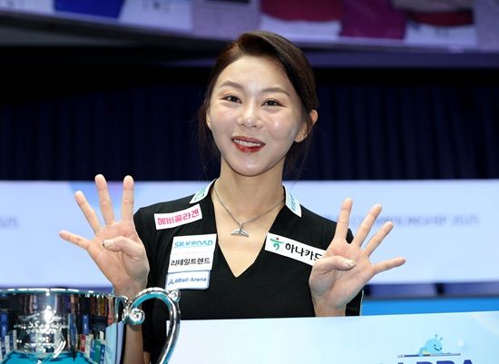 지난 23일 마무리된 우리금융캐피탈 챔피언십에서 하나카드 소속 무라트 나지 초클루(튀르키예)와 김가영이 각각 남녀부 트로피를 가져갔다. PBA