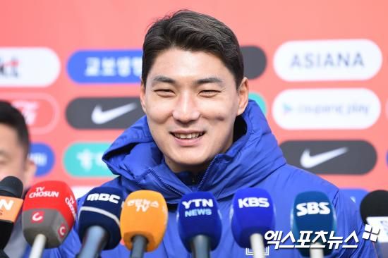 대한축구협회는 26일 EAFF의 결정으로 이번 E-1 챔피언십 대회 엔트리가 23명에서 26명으로 확대됨에 따라 남녀 대표팀 모두 기존 명단에 3명을 추가 발탁한다고 발표했다.&nbsp; 남자 대표팀에는 강상윤(전북현대), 모재현(강원FC, 이상 미드필더), 그리고 주민규(대전하나시티즌, FW)가 발탁됐다. 강상윤과 모재현은 첫 성인 대표팀 발탁이다.&nbsp;엑스포츠뉴스DB