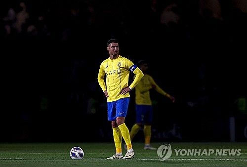 알나스르가 26일(한국시간) 공식 채널을 통해 호날두와 2년 재계약을 맺는다고 발표했다. 호날두는 이로써 2027년 여름까지 알나스르 소속이 된다.&nbsp;연합뉴스