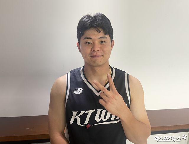 KT 위즈 권동진이 25일 수원 KT위즈파크에서 트레이드로 합류한 투수 임준형에 관해 인터뷰한 뒤 기념촬영하고 있다. 엑스포츠뉴스 수원, 최원영 기자