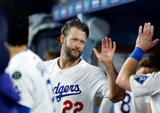 6월 27일(한국시간) 미국 콜로라도주 덴버의 쿠어스필드에서 열린 2025 메이저리그(MLB) 콜로라도 로키스와 LA 다저스 간의 맞대결, 다저스 선발투수 클레이튼 커쇼가 6이닝 2피안타(1피홈런) 4탈삼진 1실점 퀄리티스타트 피칭을 펼쳤다. 그는 통산 3000K 대기록까지 탈삼진 3개를 남겨뒀다. 연합뉴스