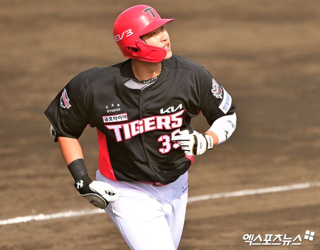22일 오후 일본 오키나와 코자 신킨 스타디움에서 열린 KIA 타이거즈와 히로시마 도요카프의 연습경기, 8회초 무사 1루 KIA 김석환이 투런 홈런을 날리고 있다. 엑스포츠뉴스 DB