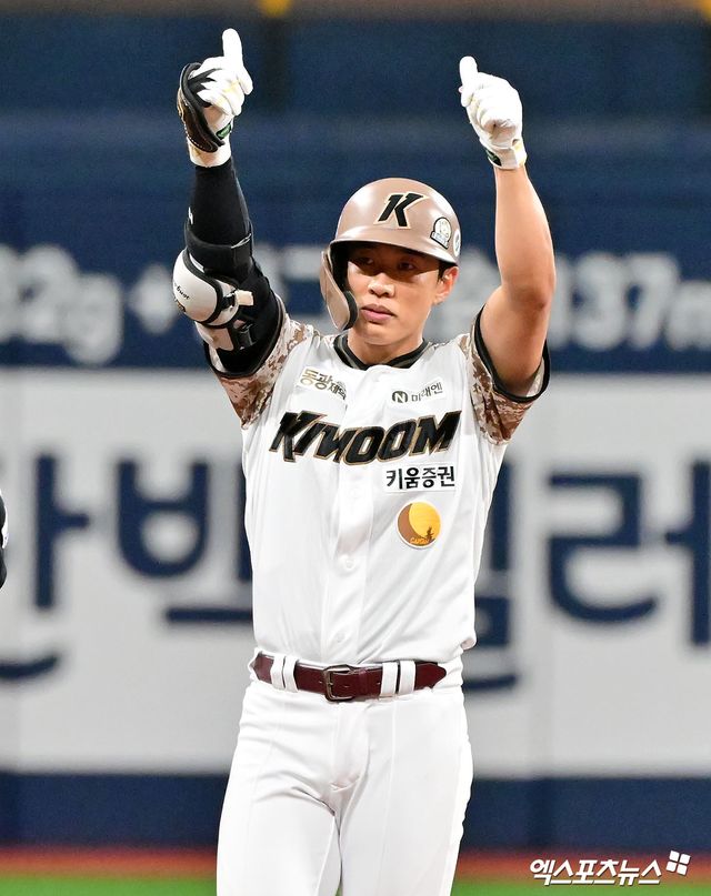 26일 오후 서울 구로구 고척스카이돔에서 열린 '2025 신한 SOL Bank KBO리그' KIA 타이거즈와 키움 히어로즈의 경기, 3회말 2사 2루 키움 송성문이 1타점 2루타를 날린 후 기뻐하고 있다. 고척, 김한준 기자
