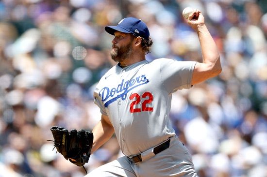 6월 27일(한국시간) 미국 콜로라도주 덴버의 쿠어스필드에서 열린 2025 메이저리그(MLB) 콜로라도 로키스와 LA 다저스 간의 맞대결, 다저스 선발투수 클레이튼 커쇼가 6이닝 2피안타(1피홈런) 4탈삼진 1실점 퀄리티스타트 피칭을 펼쳤다. 그는 통산 3000K 대기록까지 탈삼진 3개를 남겨뒀다. 연합뉴스