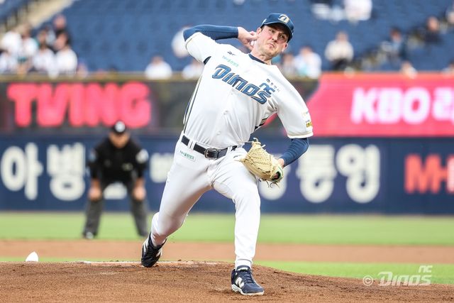 NC 다이노스 외국인 투수 라일리 톰슨이 25일 창원NC파크에서 열린 2025 신한 SOL Bank KBO리그 롯데 자이언츠와의 팀 간 7차전에 선발등판, 6이닝 2실점으로 승리투수가 된 뒤 시즌 10승 기념구를 들고 기념 촬영을 진행했다. 사진 NC 다이노스