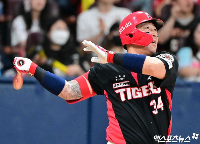 25일 오후 서울 구로구 고척스카이돔에서 열린 '2025 신한 SOL Bank KBO리그' KIA 타이거즈와 키움 히어로즈의 경기, 5회초 2사 1루 KIA 최형우가 타격을 하고 있다. 결과는 중견수 플라이 아웃. 고척, 김한준 기자