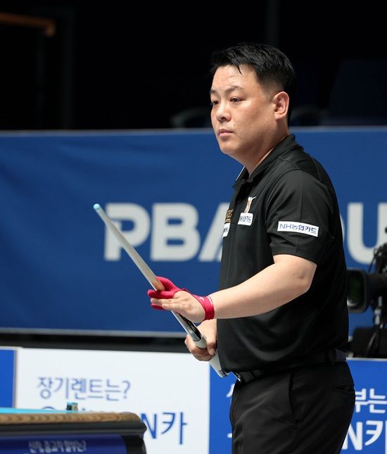 PBA의 강호 조재호(NH농협카드), 세미 사이그너(튀르키예·웰컴저축은행)가 시즌 개막전 우리금융캐피탈 PBA-LPBA 챔피언십 128강에서 탈락했다. PBA 데뷔전을 치른 김준태(하림) 역시 애버리지 3.042를 기록하고도 128강의 문턱을 넘지 못했다. PBA