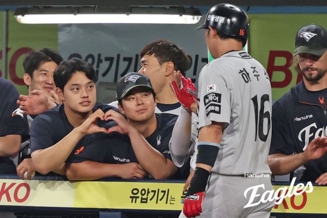 26일 대구삼성라이온즈파크에서 열리는 2025 신한 SOL Bank KBO리그 한화 이글스와 삼성 라이온즈의 경기, 하주석은 7번타자 겸 유격수로 선발 출전한다. 하주석은 전날 9회초 이호성 상대 시즌 첫 홈런을 터뜨렸다. 한화 이글스