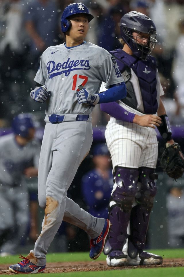 26일 미국 콜로라도주 덴버의 쿠어스필드에서 열린 2025 미국프로야구 메이저리그 LA 다저스와 콜로라도 로키스의 경기, 다저스가 8:1로 승리했다. 6회초 2사 2, 3루 먼시의 안타 때 2루주자 오타니가 홈으로 들어오고 있다. AFP 연합뉴스