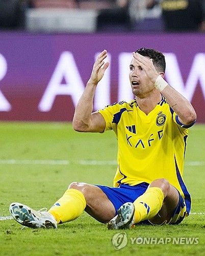 알나스르가 26일(한국시간) 공식 채널을 통해 호날두와 2년 재계약을 맺는다고 발표했다. 호날두는 이로써 2027년 여름까지 알나스르 소속이 된다.&nbsp;연합뉴스