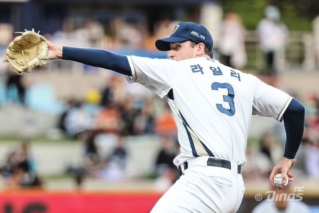 NC 다이노스 외국인 투수 라일리 톰슨이 25일 창원NC파크에서 열린 2025 신한 SOL Bank KBO리그 롯데 자이언츠와의 팀 간 7차전에 선발등판, 6이닝 2실점으로 승리투수가 된 뒤 시즌 10승 기념구를 들고 기념 촬영을 진행했다. 사진 NC 다이노스